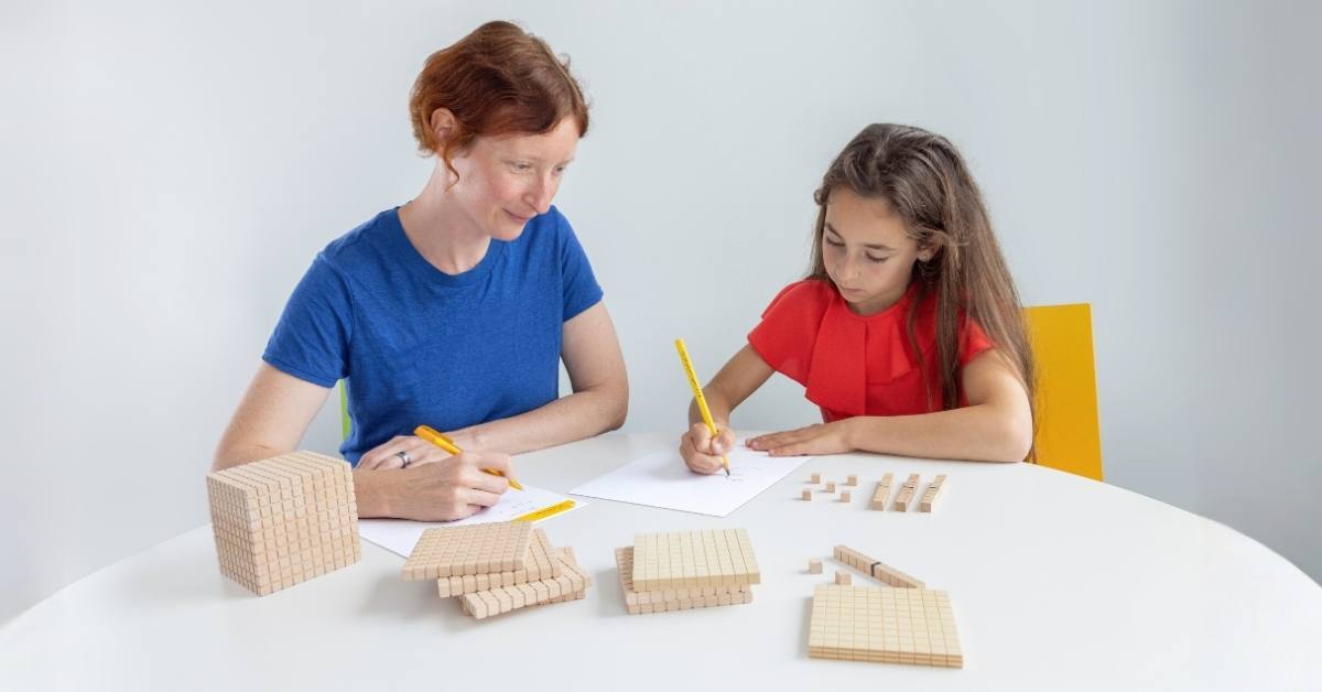 Lerntherapeutin und Kind im Duden Institut