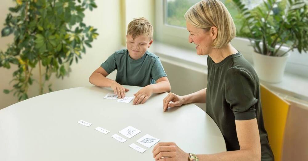 Lerntherapeutin und Kind im Duden Institut