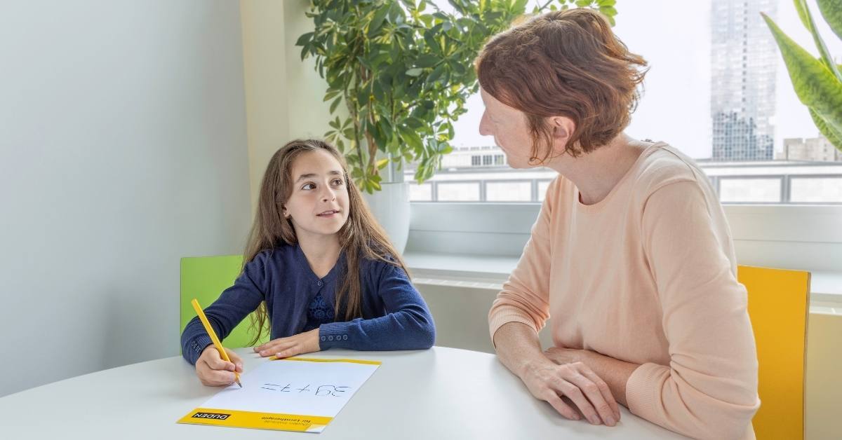 Lerntherapeutin und Kind im Duden Institut