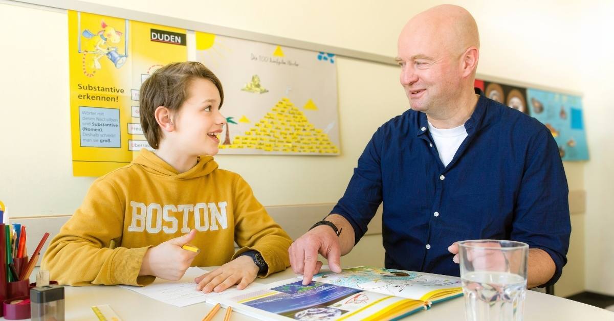 Lerntherapeut und Kind im Duden Institut