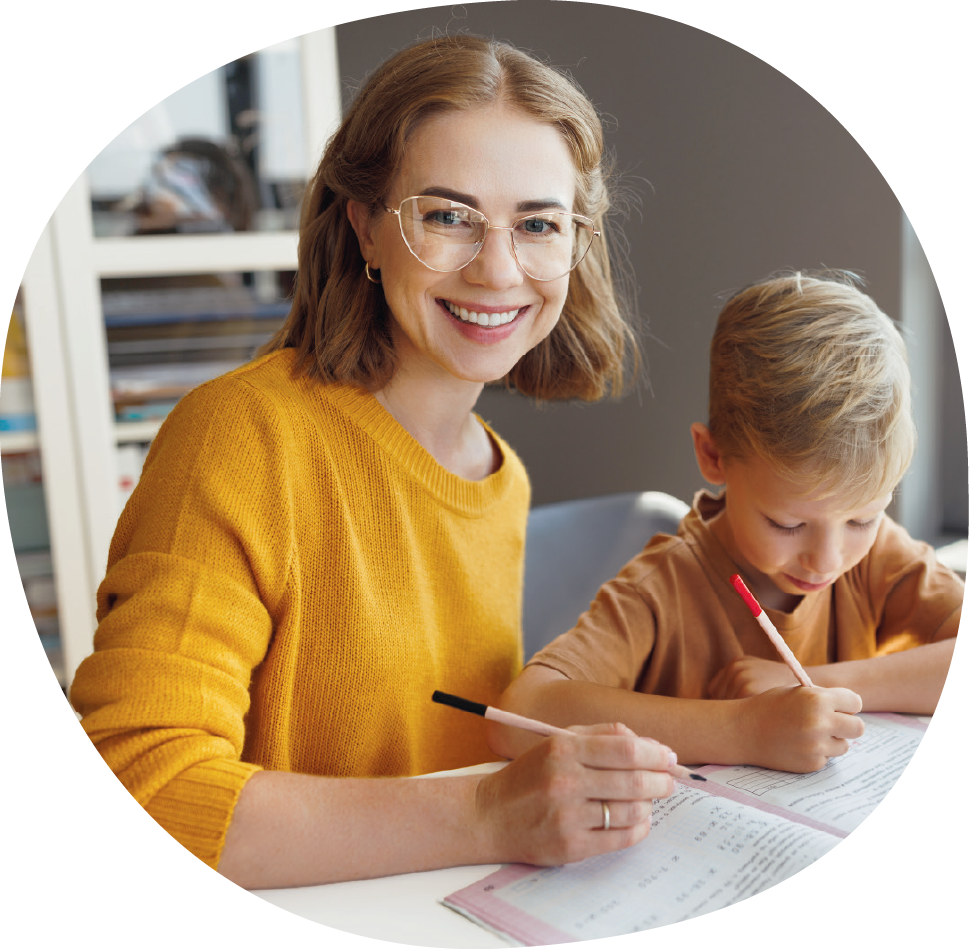 Eine Lerntherapeutin und ein Therapiekind beim Schreiben