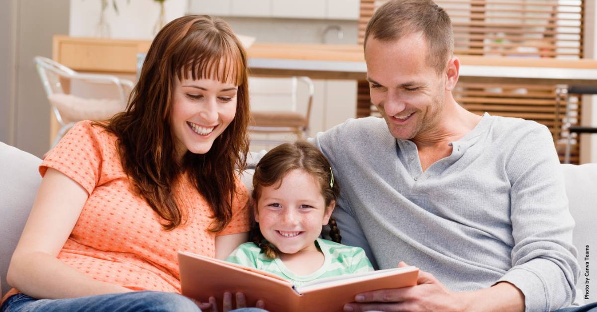 Titelbild: Eltern lesen mit ihrer Tochter.