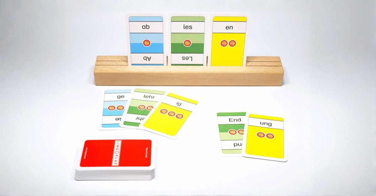 Dieses Kartenspiel für 2 bis 4 Spieler unterstützt spielerisch die Fähigkeiten zur schnellen Erkennung von Wortbausteinen und der Wortbildung.