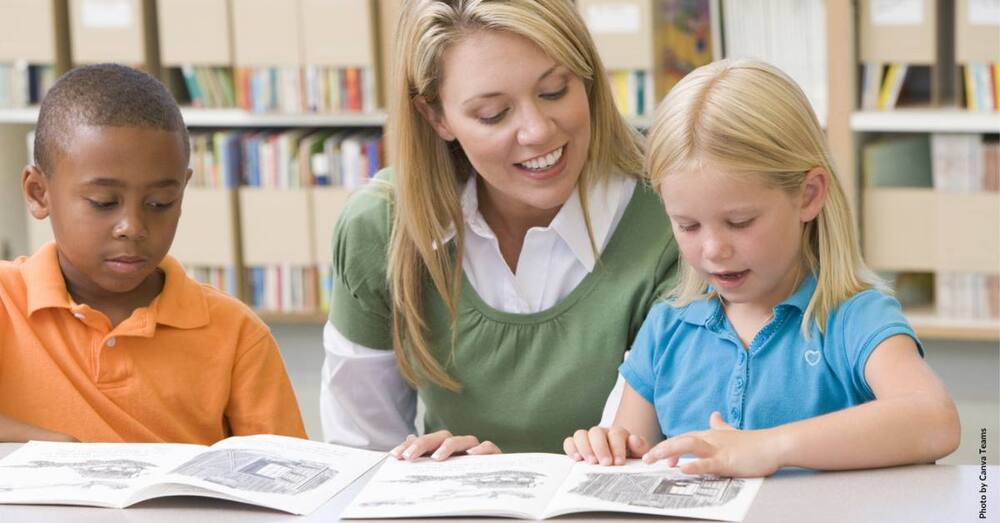 Titelbild: Frau liest gemeinsam mit zwei Kindern.
