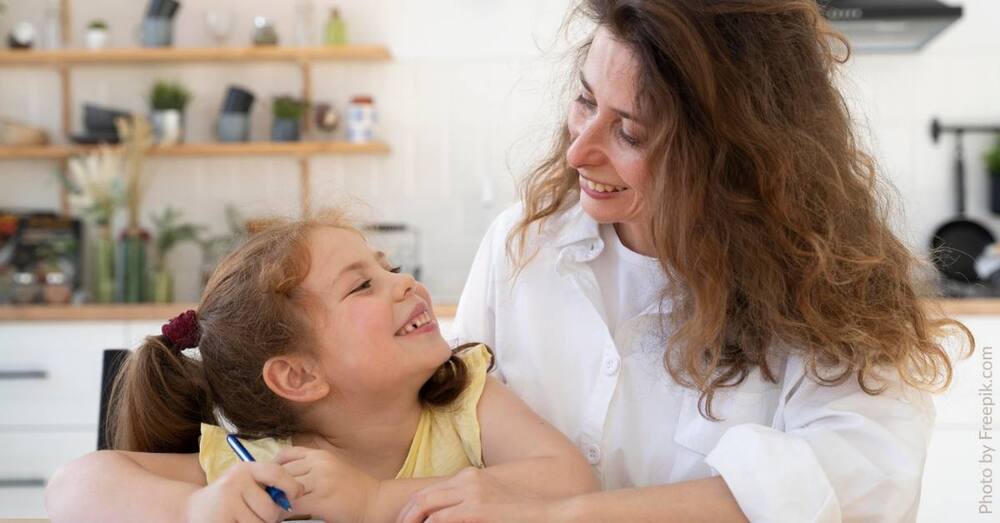 Titelbild: Mutter und Tochter schauen sich an und lächeln.