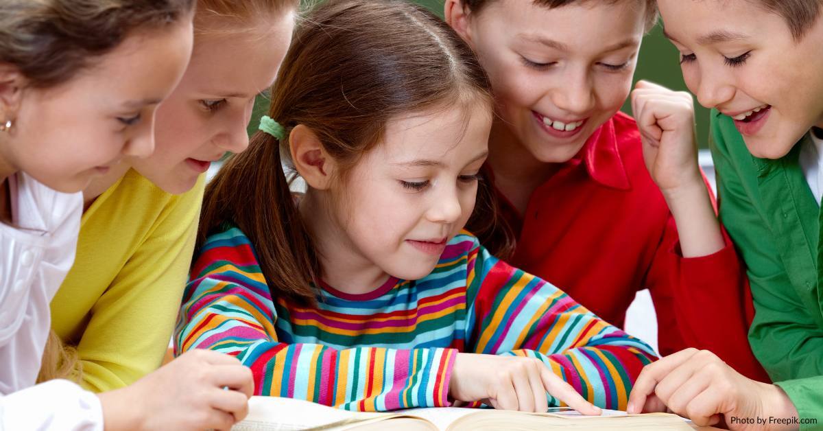 Titelbild: Kinder lesen ein Buch.