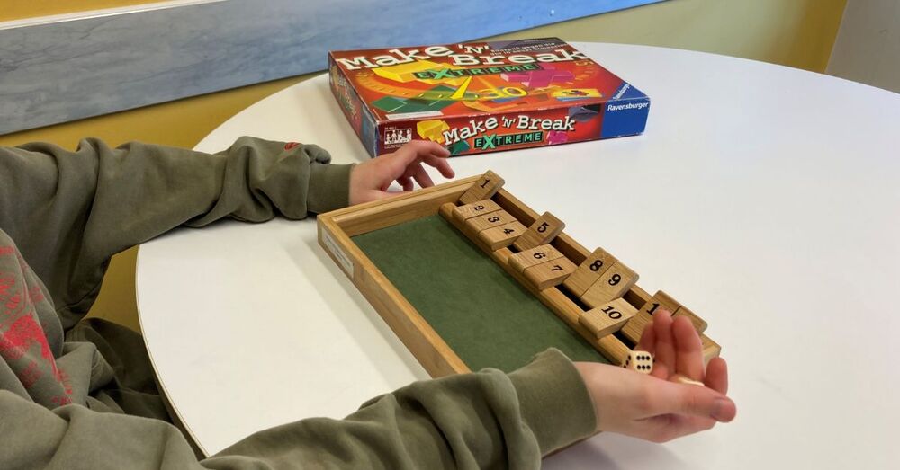 Kind spielt Mathespiel.