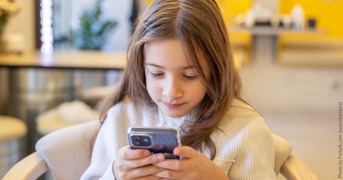 Mädchen lernt mit einer App.