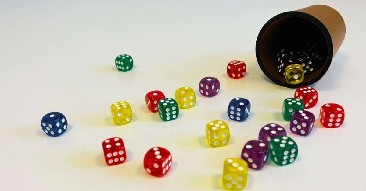 Würfelbecher mit bunten Würfeln